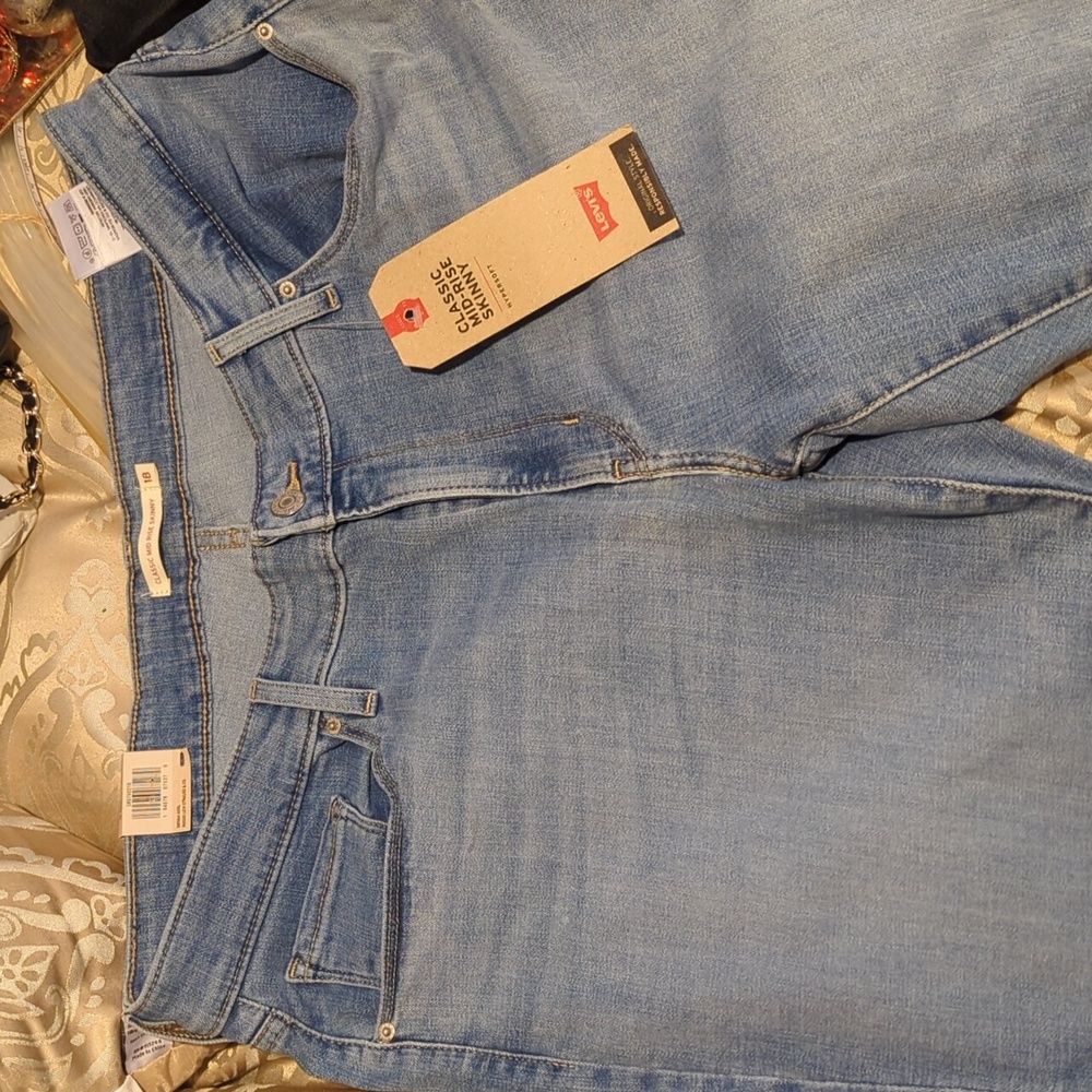 Levi's, classic mid-rise skinny for women, Size 18 medium W34 L30